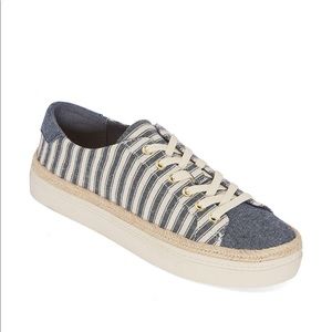 Liz claiborne women’s belfer round toe slip-on sho